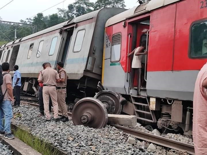 Lokmanya-Tilak-Express-derailed