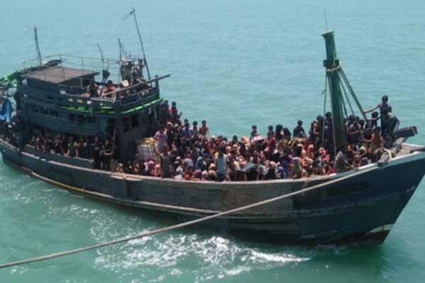 stranded-Rohingyas-on-high-seas