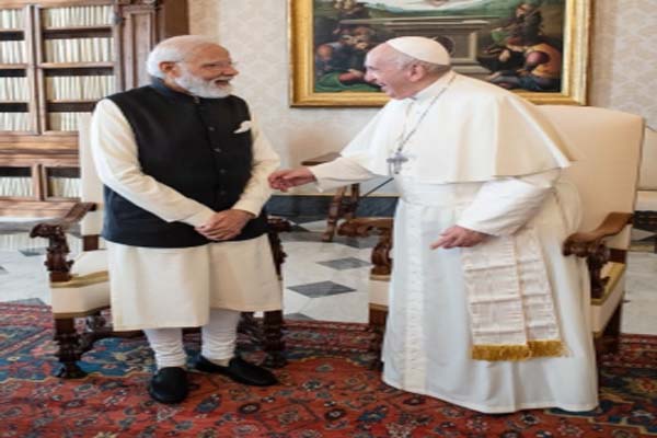 pm modi meets pope francis invites him to visit india