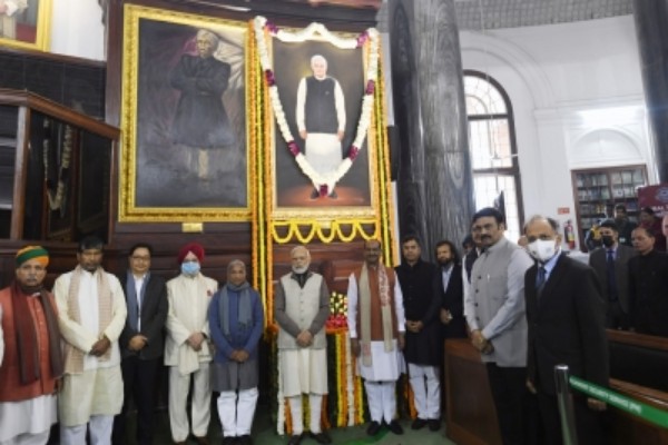 pm modi ls speaker pay tributes to vajpayee madan mohan malviya in parliament