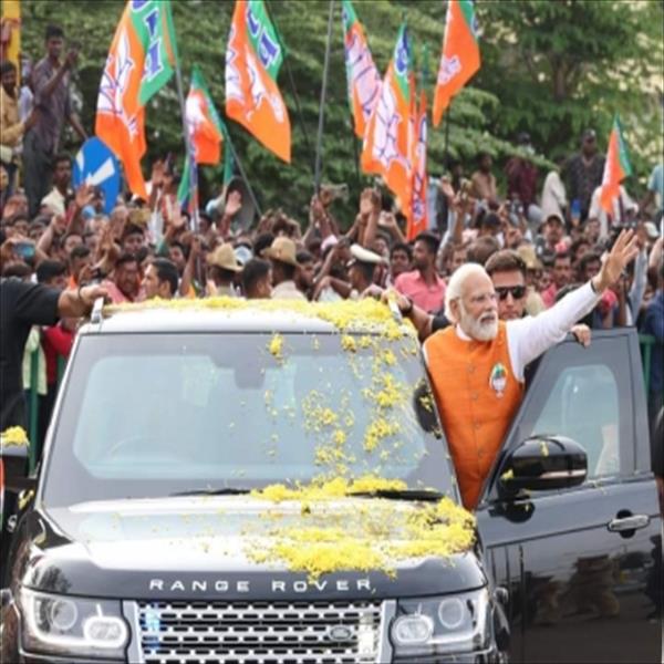 karnataka polls pms whirlwind campaign lifts bjps hopes puts cong on backfoot