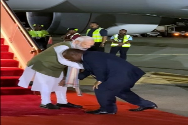 pm modi arrives in papua new guinea gets gracious welcome and respects