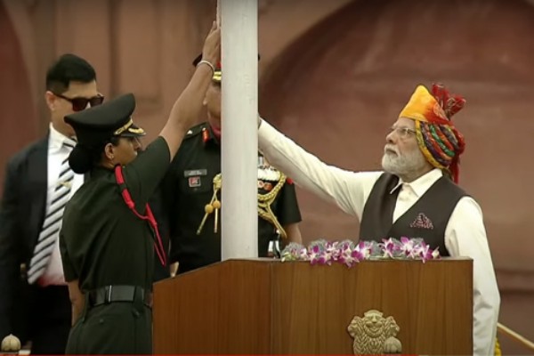 pm modi hoists tricolour at red fort