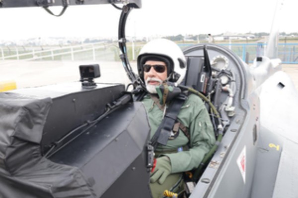 pm modi takes a sortie in indigenous tejas fighter jet