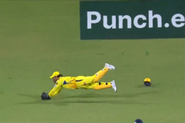 dhonis masterclass 2-27-meter dive leaves fans awestruck