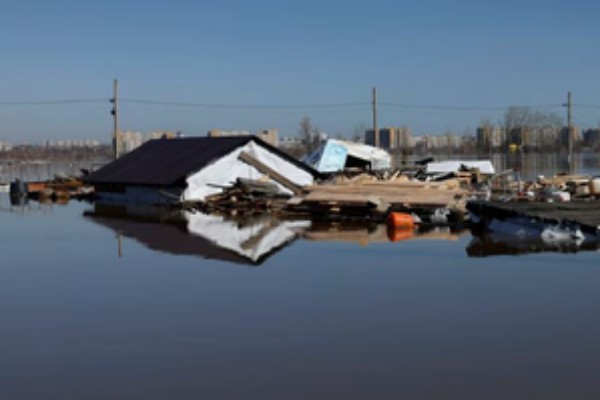 thousands evacuated as russia battles historic floods in siberia volga and central regions
