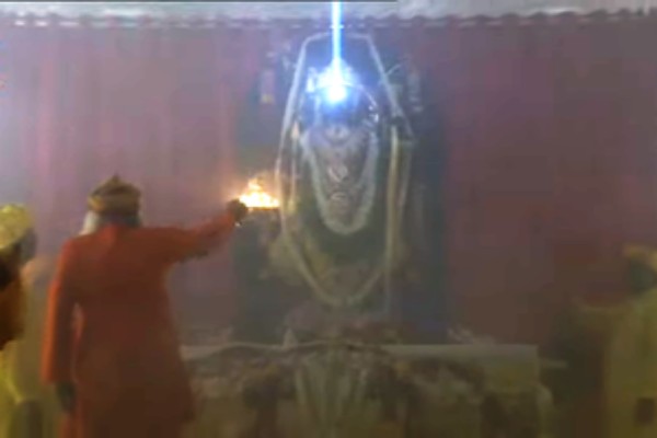 divine illumination suns rays perform surya tilak on lord rams forehead