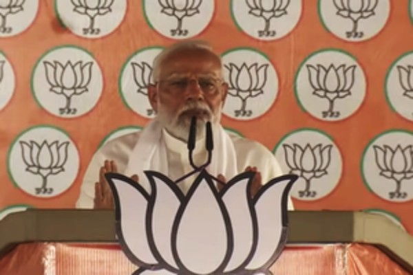 modi lashes out at congress accuses party of dividing india on basis of religion