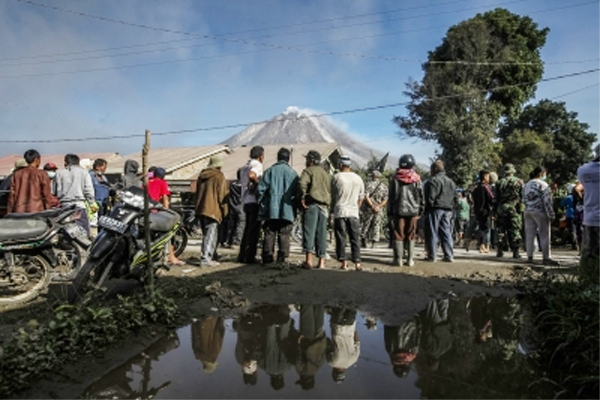 indonesia on high alert mount ruang eruption forc---