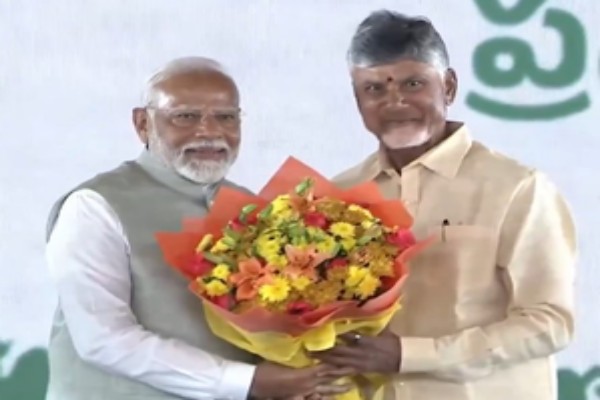 emotional chandrababu hugs pm modi after swearing in as andhra chief minister