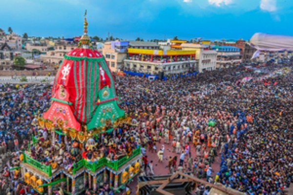 one devotee suffocates to death during puri rath yatra hundreds seek medical help