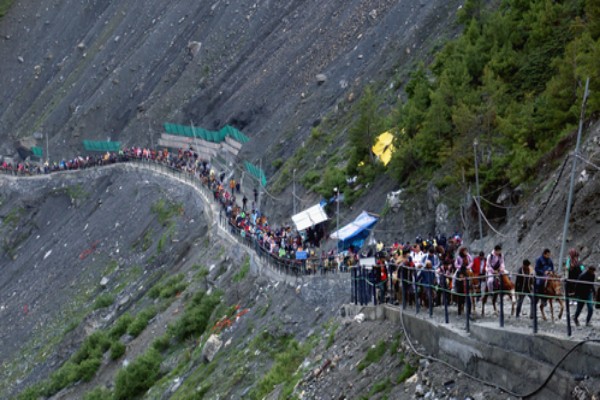 historic pilgrimage 1-82 lakh devotees visit amarnath cave shrine within nine days