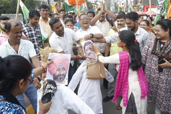 congress burns effigies in tripura lodges police complaint against bjp allies for threatening rahul gandhi