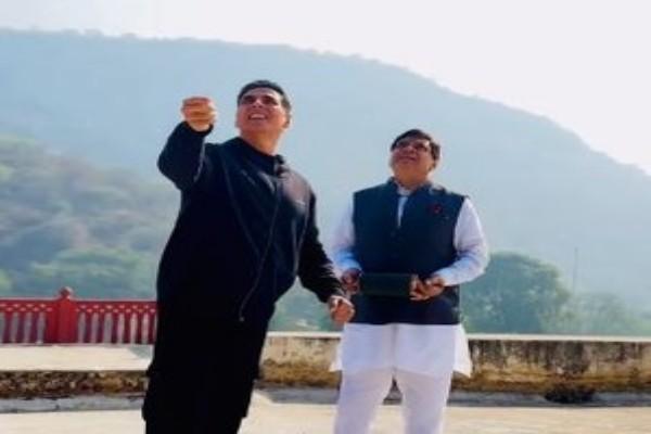 akshay kumar and paresh rawal celebrate makar sankranti on bhooth bangla set