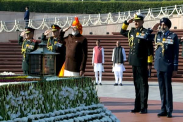 pm modi leads nation in tribute to fallen soldiers on 76th republic day