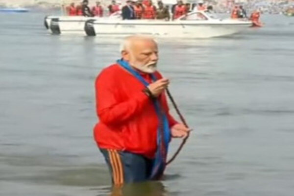 spiritual sojourn pm modi takes holy dip at sangam offers prayers to ganga