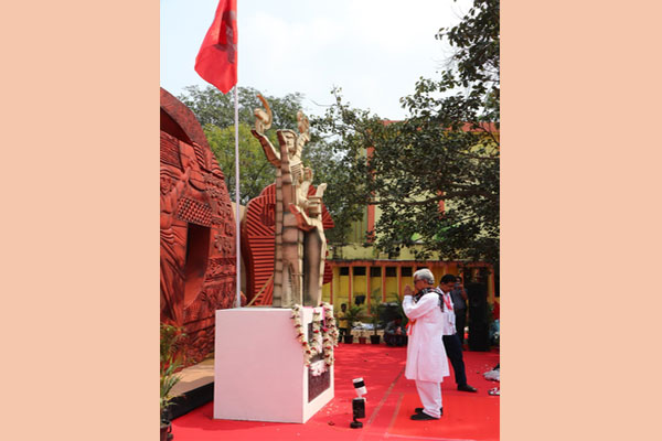 cpim politburo member manik sarkar prefers namaskar over red salute in paying homage to late leaders