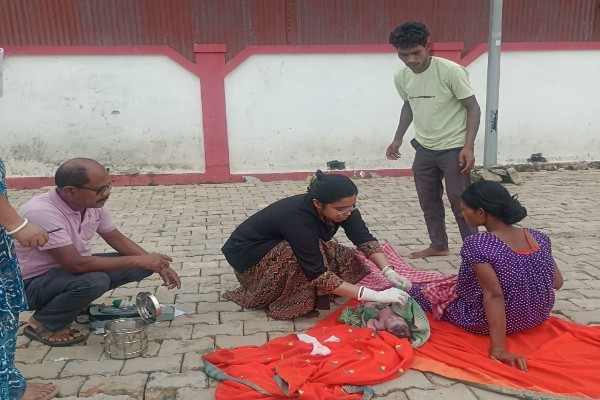 Woman-delivers-baby-boy-on-Kanchanjunga-Express