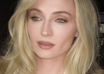 ‘GoT’ star Sophie Turner flaunts bartending skills new video