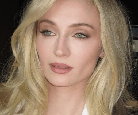 ‘GoT’ star Sophie Turner flaunts bartending skills new video