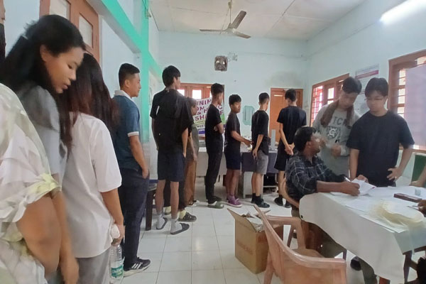 Over-100-Mizo-Youths-of-Tripura-Queue-Trying-to-be-The-First-to-Donate-Blood