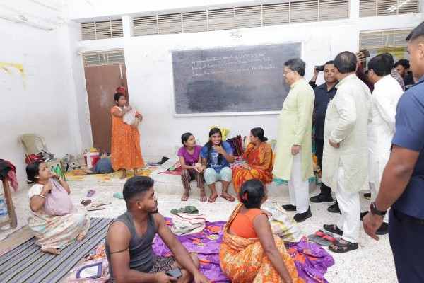 Tripura-CM-visits-Flood-hit-Areas-in-Agartala-inspects-relief-camps-interacts-with-displaced-people
