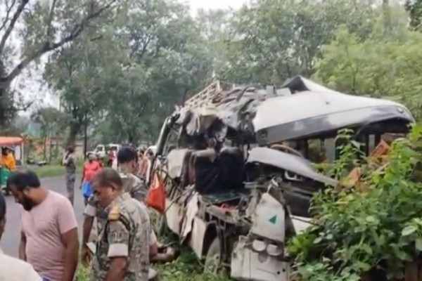 18 Kanwariyas killed in Deoghar in bus-truck collision