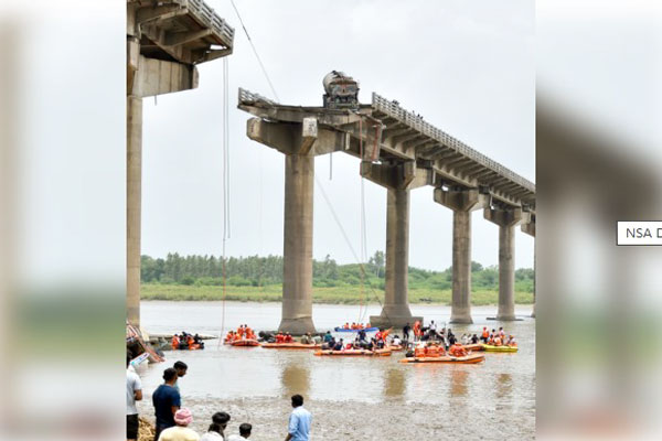 Gambhira Tragedy Fallout in Gujarat: Traffic Curbs Imposed on Tapi River bridge, Rangsetu