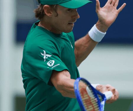 De Minaur gets 50th tour-level win, advances to Shanghai Masters QFs