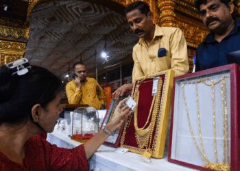 Gold price stays elevated buoyed by US shutdown risks, rate-cut bets