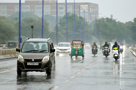 Heavy unseasonal rain lashes Saurashtra, South Gujarat; Mahuva records 195 mm