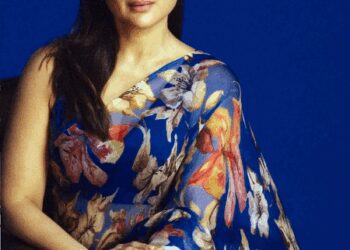 Kareena Kapoor share a major throwback from awards' night, reflects on fuss-free fashion days