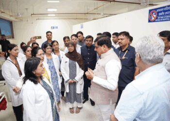 MP CM visits Hamidia hospital to meet children suffering due to carbide guns