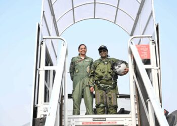 President Murmu poses with Rafale pilot Pakistan claimed to have captured during 'Operation Sindoor'