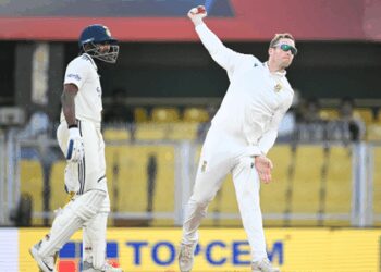 2nd Test: Harmer picks three as SA reduce India to 90/5 at Tea