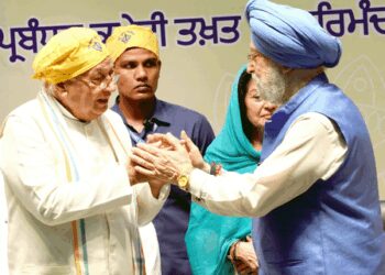 Guru Charan Yatra: Hardeep Singh Puri, Bihar Governor receive holy relics in Patna