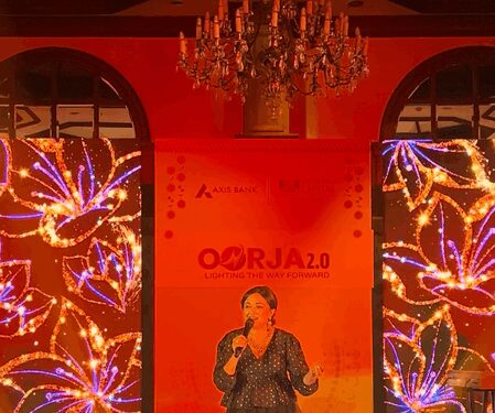 Monali Thakur pays tribute to Dharmendra with a heartfelt rendition of 'Aap Ki Nazron Ne Samjha’