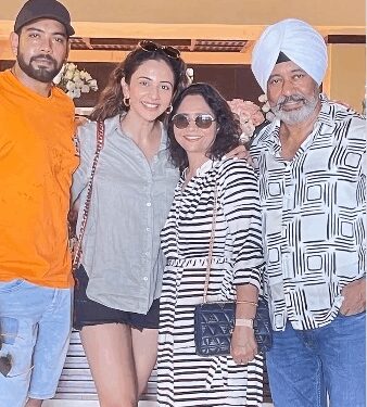 Rakul Preet Singh wishes happy anniversary to the people who showed her 'what love truly looks like'