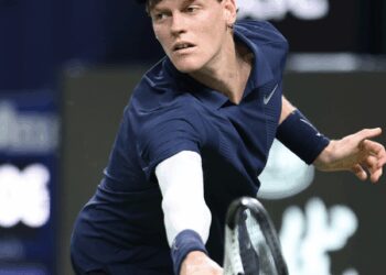 Sinner downs ailing Auger-Aliassime to begin ATP Finals title defense