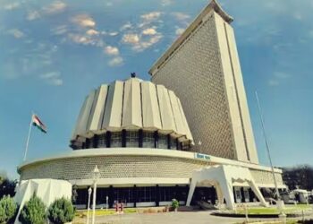 Maharashtra: Winter Session likely to be a stormy affair as Mahayuti, MVA ready with ammunition