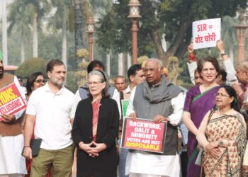 Oppn stages protest in Parliament premises, Rahul and Priyanka lead charge over SIR 