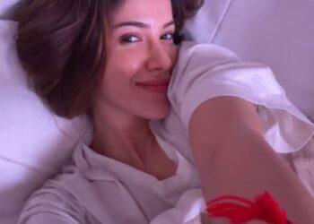 Shanaya Kapoor shows off her cheek pimple in a cute close-up