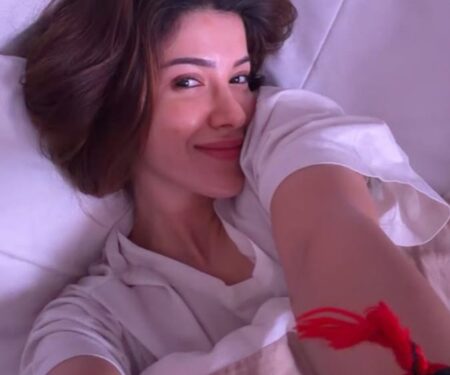 Shanaya Kapoor shows off her cheek pimple in a cute close-up