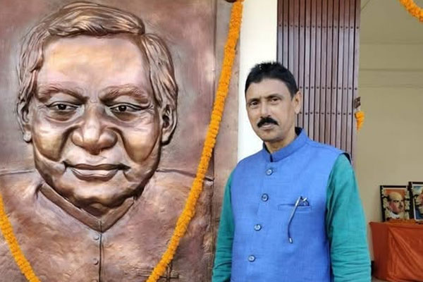 BJP’s nominee, Jahar Chakraborti, took a more personal approach to the electorate as he Launched his campaign with a series of "Pranam" visits