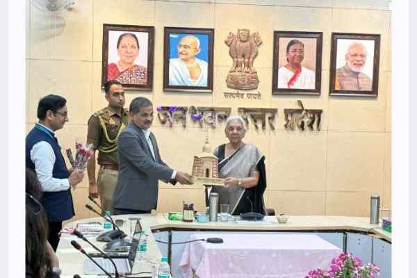 UP Guv share views with Tripura journos on Edu Sector Improvement