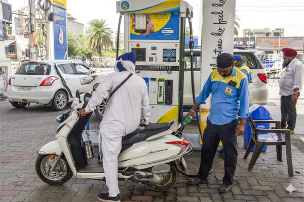 Petrol, Diesel price hike in India as Global Crude Pressure Mounts. (AI enhanced image used)