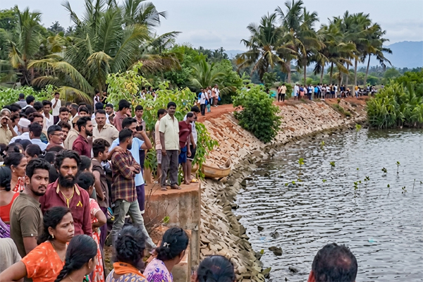 Rescue teams and locals searching the Tattehakkalu river in Karnataka’s Karwar district after a shellfish collection tragedy