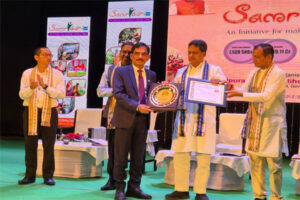 Tripura Chief Minister Manik Saha presenting Best Performing Bank award to Tripura Gramin Bank (TGB) during Samriddhi 2.0 programme in Agartala