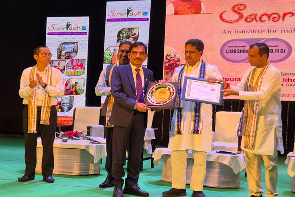 Tripura Chief Minister Manik Saha presenting Best Performing Bank award to Tripura Gramin Bank (TGB) during Samriddhi 2.0 programme in Agartala