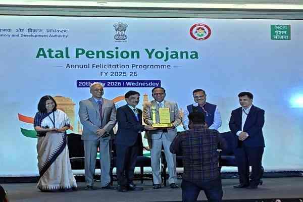 Tripura Gramin Bank Chairman Satyendra Singh receiving APY award at ITC Maurya New Delhi on May 20, 2026